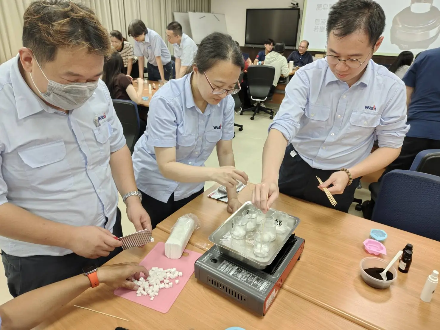 參與者動手製作咖啡渣再生香皂